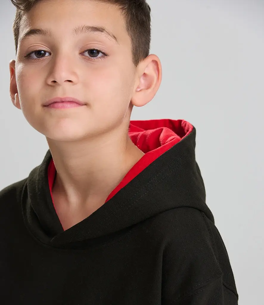 AWDis Just Hoods Kids varsity hoodie – Jet Black/Fire Red – JH003B Jet Black/Fire Red Model
