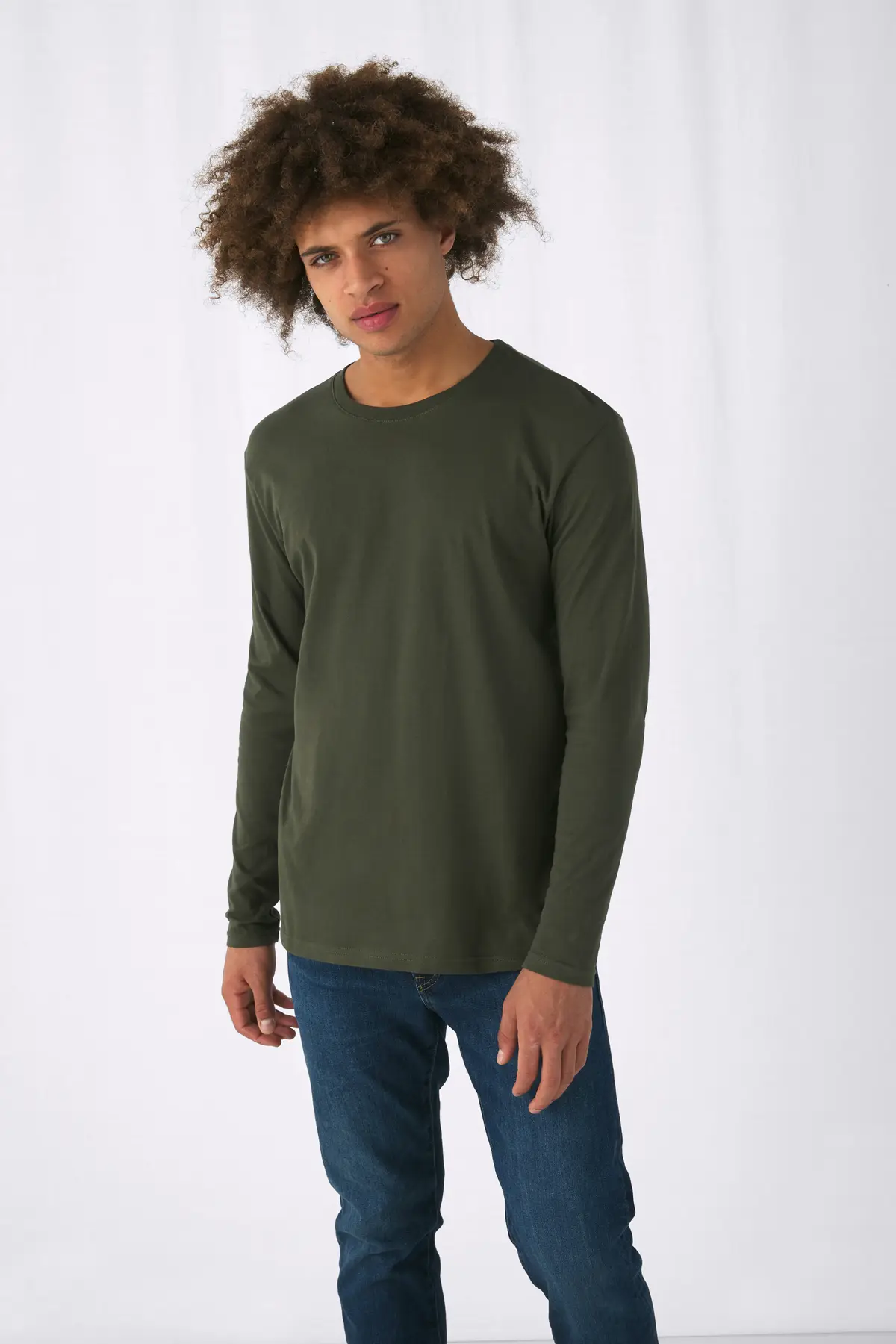 B&C E150 Long Sleeve T-Shirt – Urban Khaki – Original on-model photograph 01
