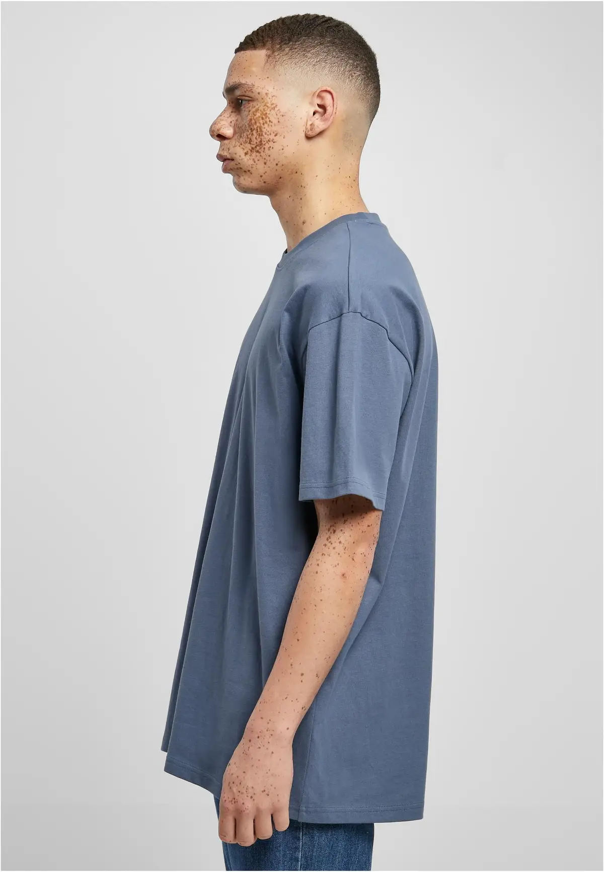Build Your Brand Heavy Oversized T-Shirt – Vintage Blue – on model 2